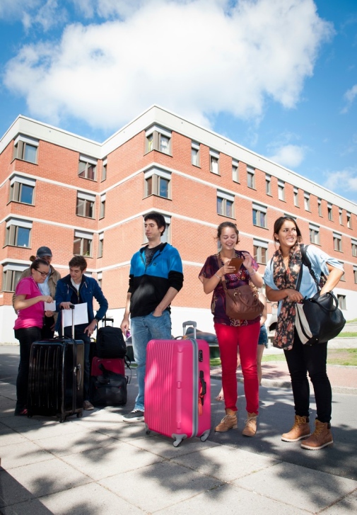 Nya studenter anländer till bostäderna på Lappkärrsberget. Copyright: Stockholms universitet