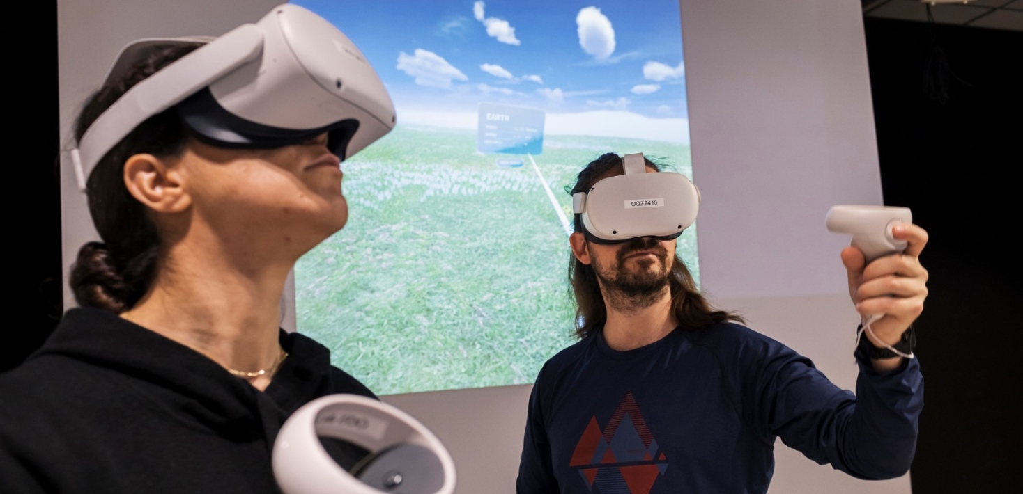 Two people testing VR equipment. Photo: Jens Olof Lasthein.