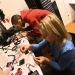 Bilden visar personer som deltar i ett Makerspace.