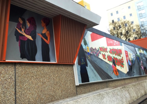 Muralmålningen som ungdomar i stadsdelen Husby skapat i Husby centrum.