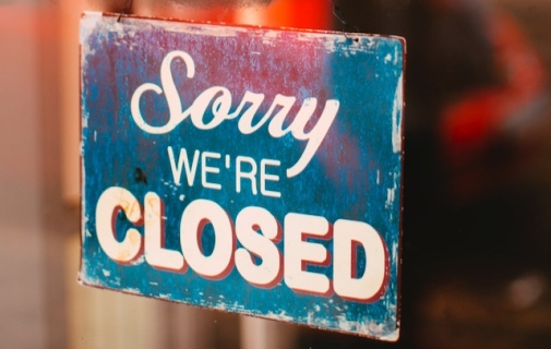 Genrebild: Skylt med texten "Sorry, we're closed" symboliserar att företag stängt p g a cyberattack.