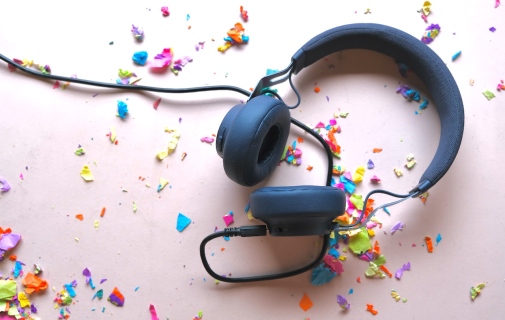 Genre photo: Headphones on a floor with confetti, illustrating DSV's and Spotify's collaboration