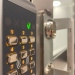 Genrebild: Foto som föreställer ett elektroniskt och ett manuellt lås på en dörr. Foto: Åse Karlén.