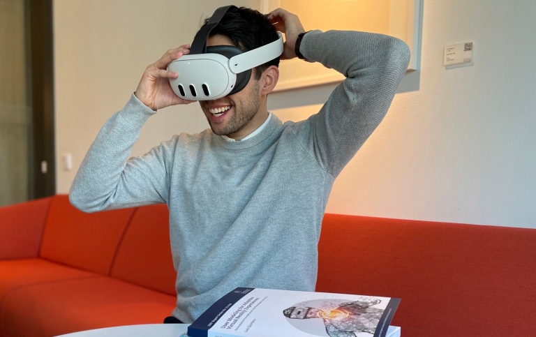 Luis Quintero testar ett VR-headset.